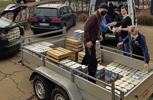 Freiwillige bepacken in Oberprechtal e...nger mit Hilfsgtern fr die Ukraine.  | Foto: Privat