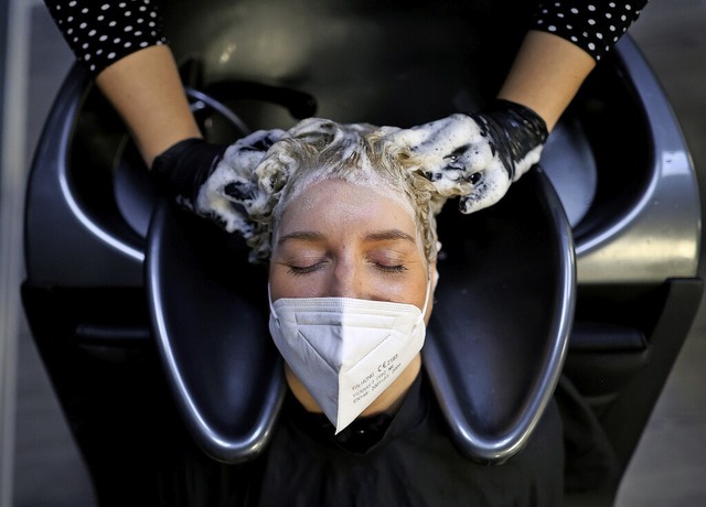 Friseurbesuch in Zeiten von Corona: Im...e Maskenpflicht allerdings ausgesetzt.  | Foto: Ronny Hartmann (dpa)