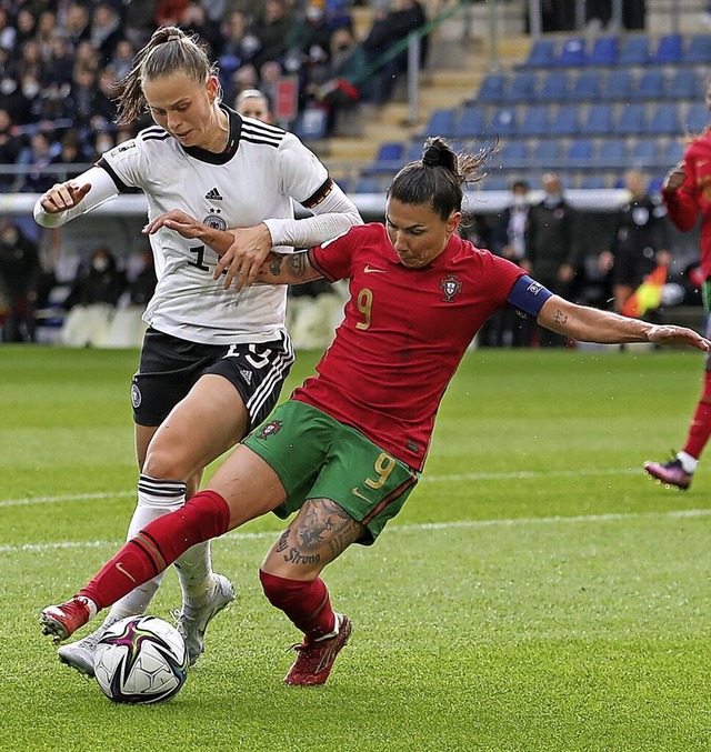 Die deutsche Nationalspielerin Klara B... mit Portugals Ana Borges um den Ball.  | Foto: Friso Gentsch (dpa)