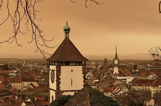 Blick ber Freiburg am 15. Mrz 2022: Der Himmel ist orange gefrbt.  | Foto: Rita Eggstein