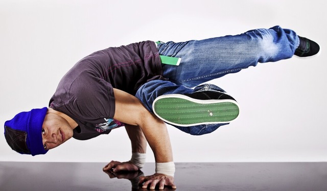 Ein B-Boy zeigt einen seiner Moves. Zu...n gehren viele verschiedene Elemente.  | Foto: djma - stock.adobe.com