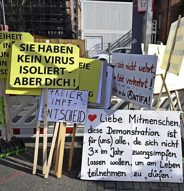 Schilder von einer Demonstration  der Organisation FreiSein Freiburg  | Foto: Thomas Kunz