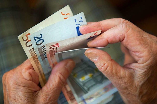 Eine Einmalzahlung von 300 Euro fr al...ine der Manahmen der Bundesregierung.  | Foto: Marijan Murat (dpa)