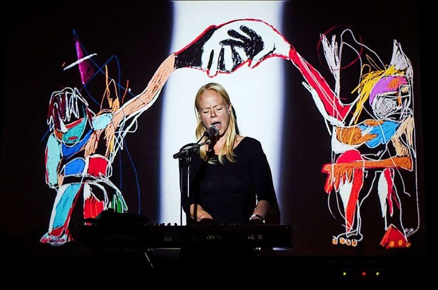 Das Indie-Pop-Kunst-Duo Linebug mit Line Bogh (Bild) tritt im Saal auf.  | Foto: Heidi Sinnet Stylize