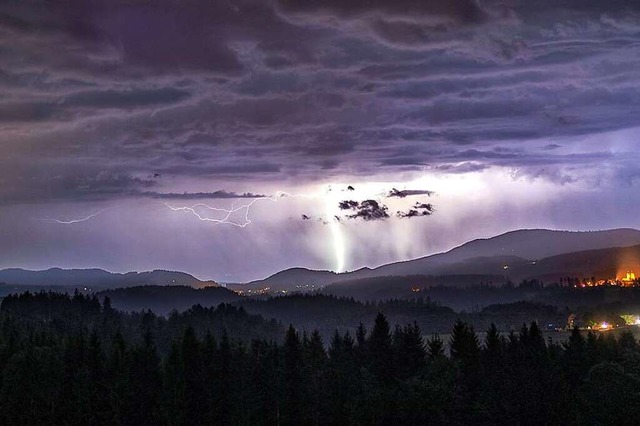 Die Sekunden zwischen Blitz und Donner...ein Gewitterzentrum noch entfernt ist.  | Foto: Johannes Schlegel
