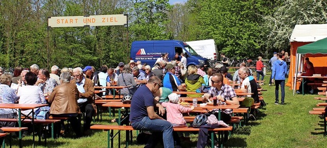 2019 luden die Drbel am 1. Mai noch zum   Rhein, nun zum Sportplatz.  | Foto: Reinhard Cremer