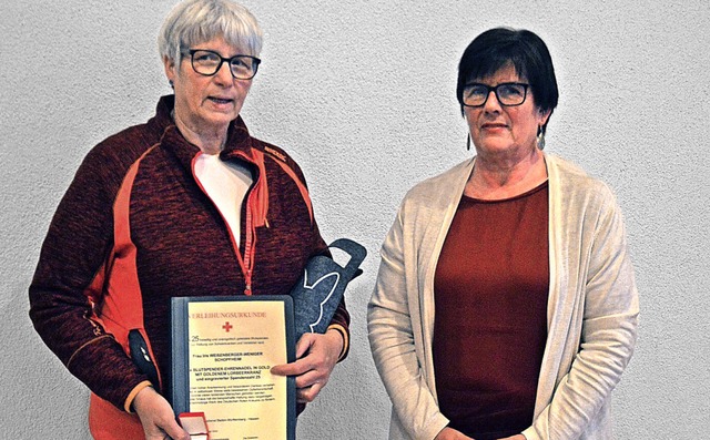 Iris Weienberger-Weniger (links) wurd...chin fr 25 Blutspenden ausgezeichnet.  | Foto: Edgar Steinfelder