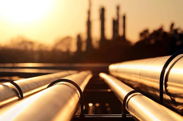 Eine Gaspipeline fhrt zu einer Industrieanlage (Themenbild).  | Foto: tomas - stock.adobe.com