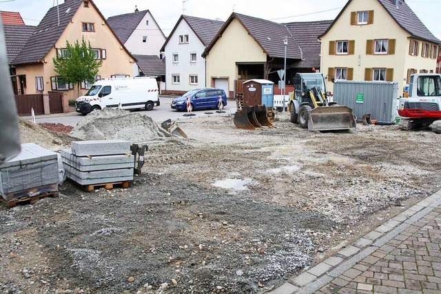 Es tut sich etwas in der Ortsmitte von...iflche vor der Kirche haben begonnen.  | Foto: Christiane Franz