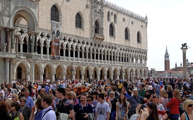 Touristen vor dem Dogenpalast in Venedig  | Foto: Andrea Warnecke