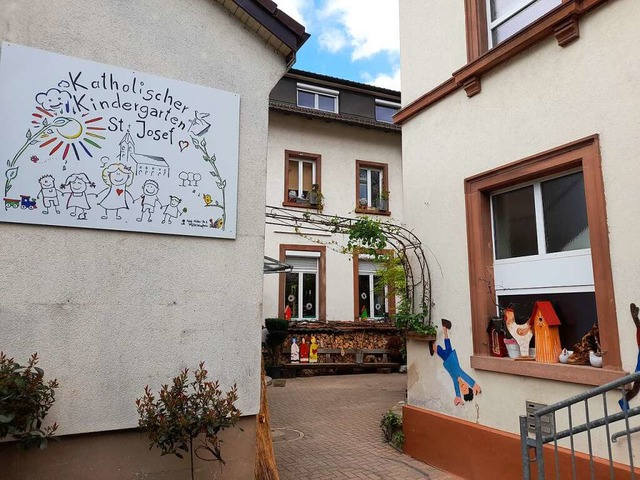 Wegen Trockenheit ist das Fundament de... St. Josef im Frhjahr 2021 abgesackt.  | Foto: Edgar Steinfelder