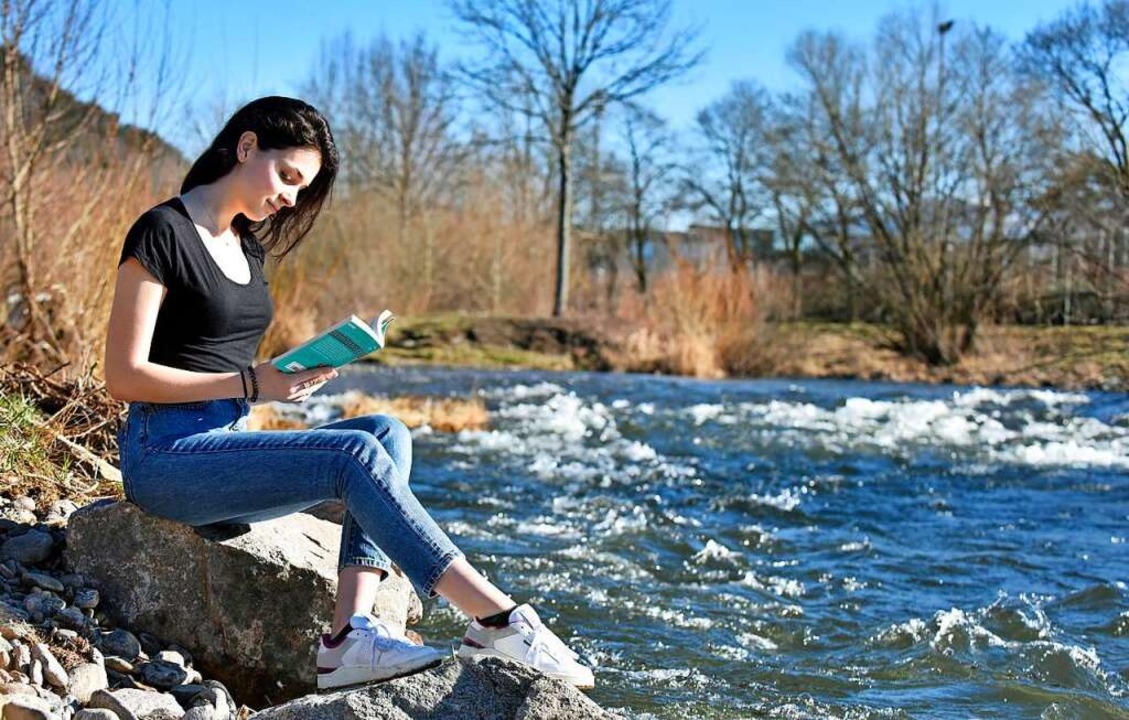Lesen kann man berall &#8211; auch in der Sonne an der Dreisam.  | Foto: Michael Bamberger