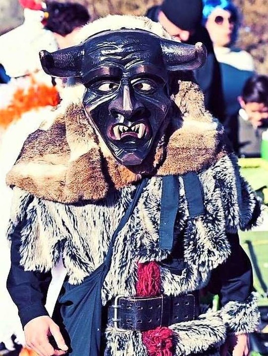 Die Höhliteufel tragen eine dämonenhaft anmutende Teufelsmaske.  | Foto: Sina Meurkes
