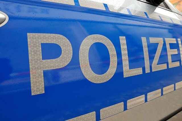 Freiburger Radfahrer spuckt durch ein offenes Autofenster