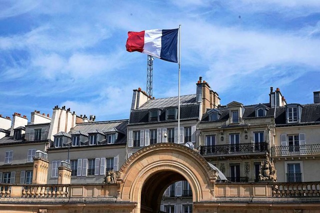 Die franzsische Flagge weht vor dem Elysee-Palast. (Themenbild)  | Foto: Michel Euler (dpa)