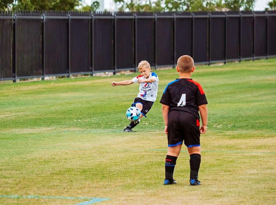 Kinder beim Fußball spielen (Symbolbild)  | Foto: Kenny Eliason (unsplash)