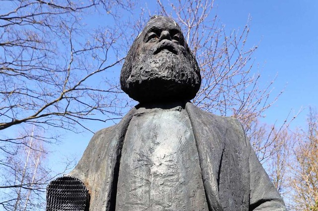 Stolz und tapfer &#8211; das sind Eige...ier im Bild eine Statue von Karl Marx.  | Foto: Bernd Wstneck (dpa)