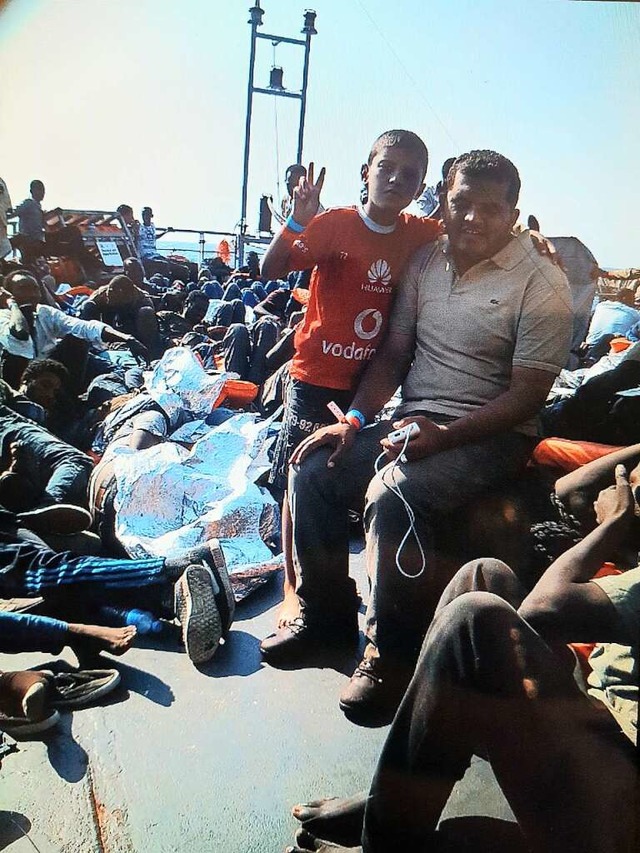 Mohammed mit seinem Vater auf dem Schi... die Familie bers Mittelmeer brachte.  | Foto: Privat
