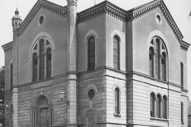 Die alte Freiburger Synagoge (links) w...f dem Platz der Alten Synagoge an sie.  | Foto: Stadtarchiv Freiburg