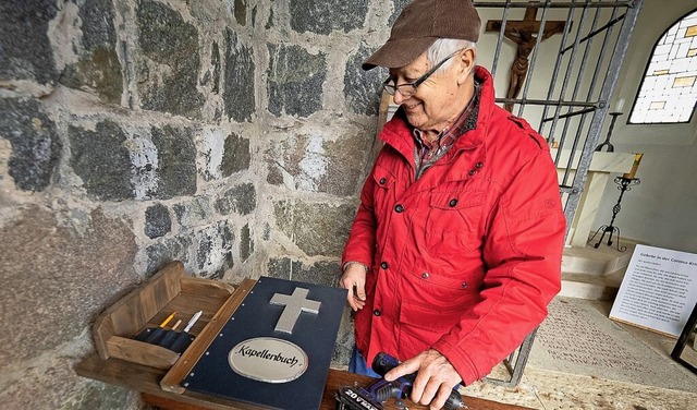 Ein &#8222;Kapellen-Gstebuch&#8220;, ...chtniskapelle auf dem Heubronner Eck.   | Foto: Wolfgang Eckerle