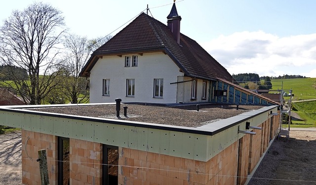 Schon viel erreicht: Der Rohbau des An... abgeschleppte Dach ist nahezu fertig.  | Foto: Hans-Jrgen Sackmann