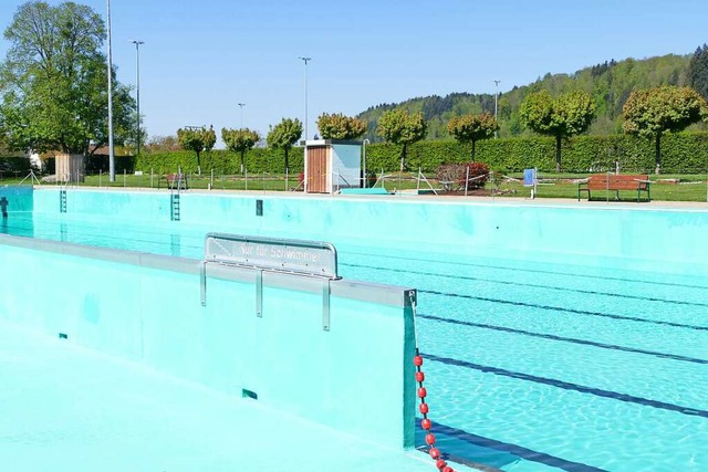 Derzeit werden die Becken im Schopfheimer Freibad mit Wasser befllt.  | Foto: Sarah Trinler