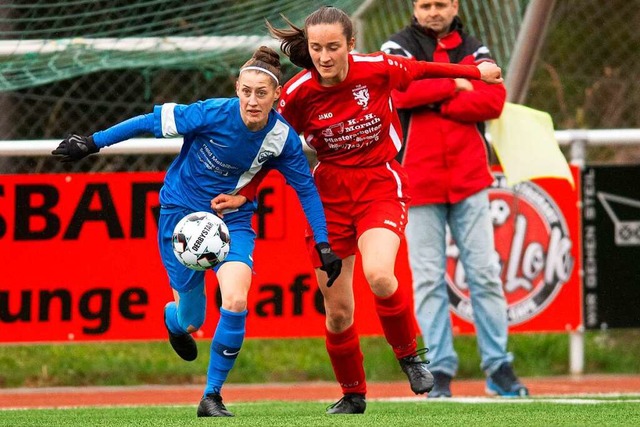 Bonndorferin im blauen Titisee-Trikot:...r Toren fr den SVT in Bonndorf bei.    | Foto: Wolfgang Scheu