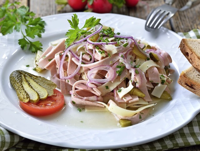 Badischer Wurstsalat ist ein Klassiker...ten bieten aber auch Vegetarisches an.  | Foto: kab-vision