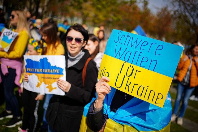 Demonstranten fordern vor dem Bundeskanzleramt schwere Waffen fr die Ukraine.  | Foto: Kay Nietfeld (dpa)