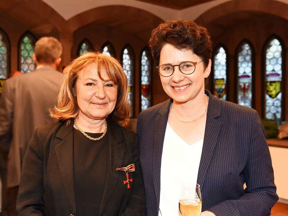 Jasmina Prpic (links) erhielt von Mini...rion Gentges das Bundesverdienstkreuz.  | Foto: Rita Eggstein