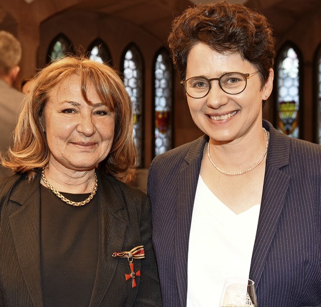 Jasmina Prpic (links) erhielt von Mini...s das Bundesverdienstkreuz berreicht.  | Foto: Rita Eggstein