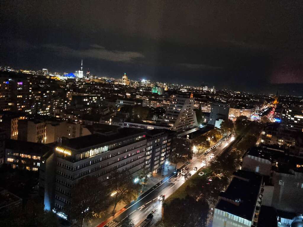 Von Tania Kropka, Klasse 8b, Kastelbergschule, Waldkirch: Das Foto zeigt einen Ausblick aus unserem Hotelzimmer in Berlin. Es ist eine „runde Sache" , weil die Berlinreise ein Geschenk fr mich  war und dieser Ausblick einfach so schn aussieht.