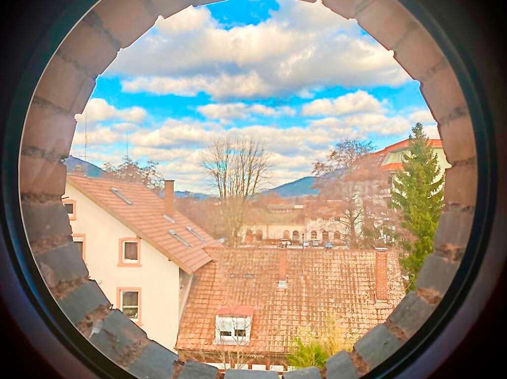 Von Felix Eichelbaum, Klasse 8b, Kastelbergschule, Waldkirch: Auf dem Bild ist die Aussicht durch ein rundes Fenster am Arbeitsplatz meiner Eltern zu sehen.