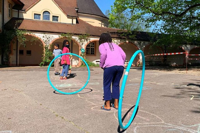 Kinder lernen im Innenhof des Malteser...weil Hula-Hoops ber ihren Weg rollen.  | Foto: Simone Hhl