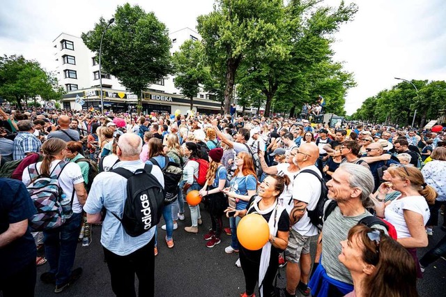 Eine unangemeldete Demo gegen die Corona-Manahmen in Berlin.  | Foto: Fabian Sommer (dpa)