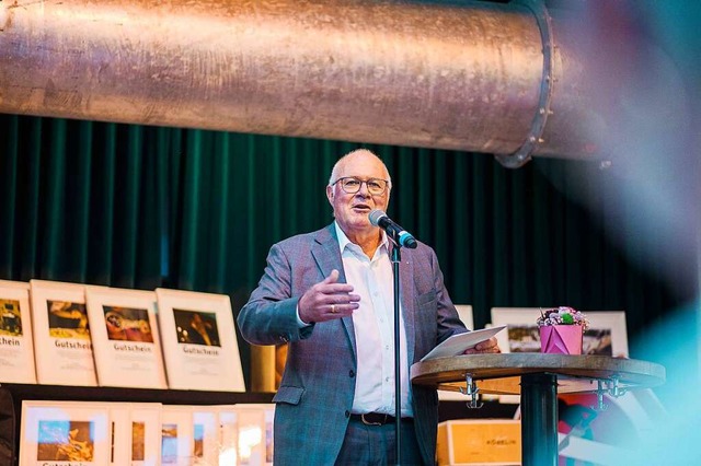 BZ-Geschftsfhrer Wolfgang Poppen bei der Versteigerung in der Markthalle  | Foto: Benedikt Metzger