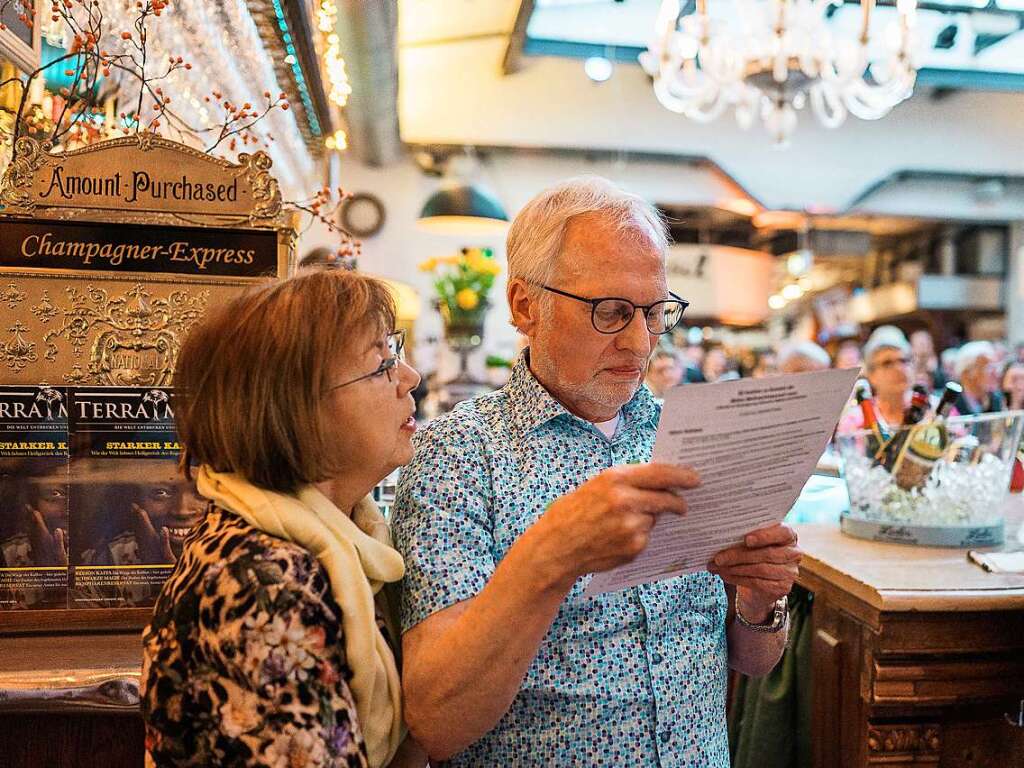 Die BZ-Versteigerung in der Freiburger Markthalle war mehr als ein unterhaltsames Event. Fr die Ukraine-Hilfe der Stadt Freiburg kamen 52.000 Euro zusammen.