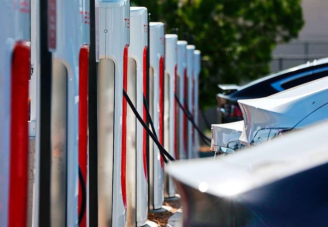 Diese Supercharger-Station von Tesla s...Eimeldingen auch eine solche bekommen.  | Foto: MARIO TAMA (AFP)