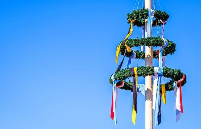 Der Maibaum gehrt zum 1. Mai und seinen Festen natrlich dazu.  | Foto: Ralph Hoppe (stock.adobe.com)