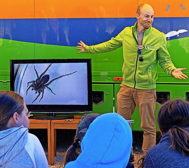 Biologe Sebastian Demtrder erluterte...l, was es in der Natur zu sehen gibt.   | Foto: Wolfgang Scheu