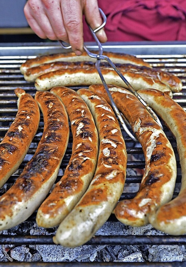 Der Klassiker Bratwurst wird bei vielen Maihocks angeboten.  | Foto: Martin Schutt