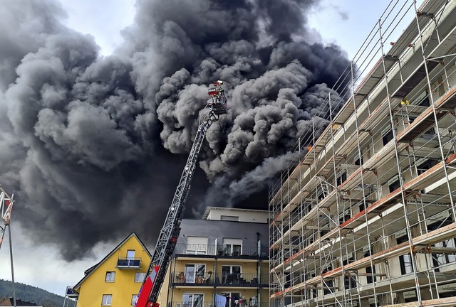 Dicker Qualm ber der Neustdter Unter...aus gelagertes Baumaterial fing Feuer.  | Foto: kamera24
