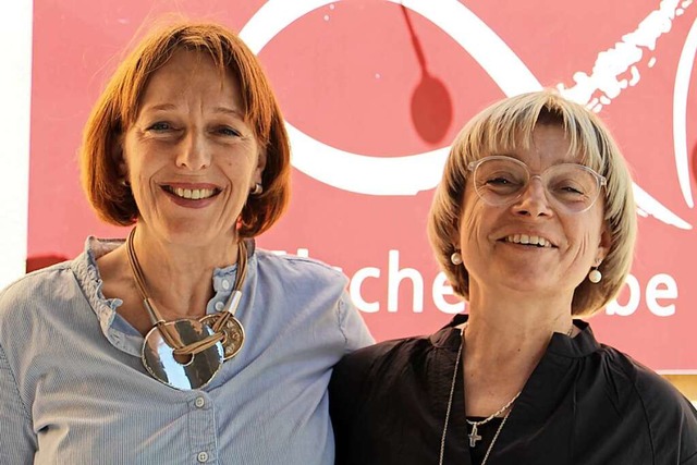 Priska (links) und Claudia Maurer schl...is Fischerstube&#8220; in Rheinhausen.  | Foto: Ruth Seitz