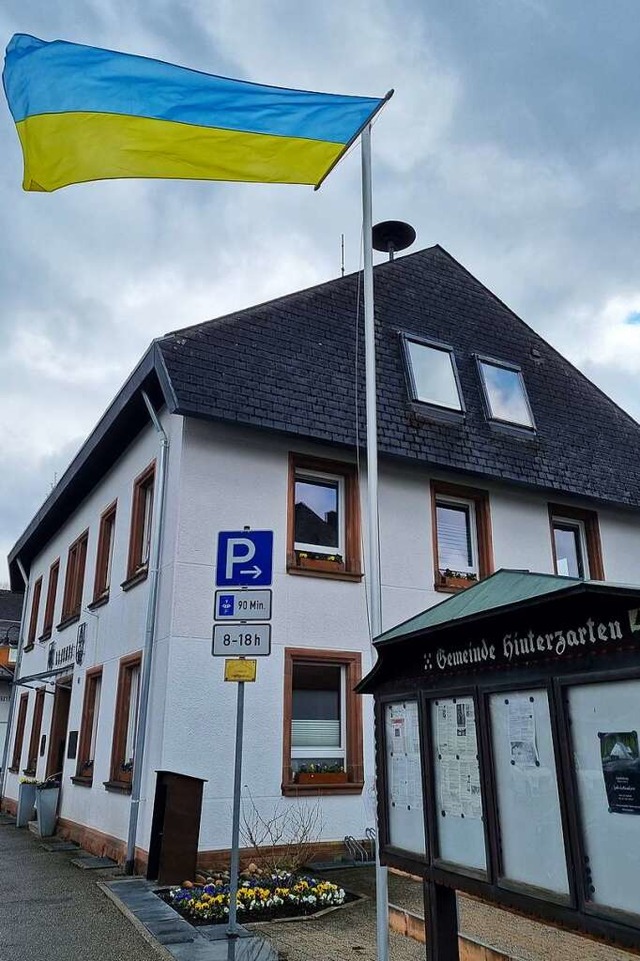 Ein Zeichen der Solidaritt ist die Flagge am Hinterzartener Rathaus.  | Foto: Nadine Klossek-Lais