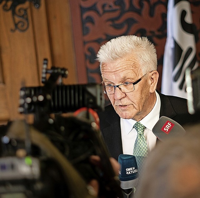 Kretschmann spricht in Basel zu Journalisten.  | Foto: Kanton Basel Stadt