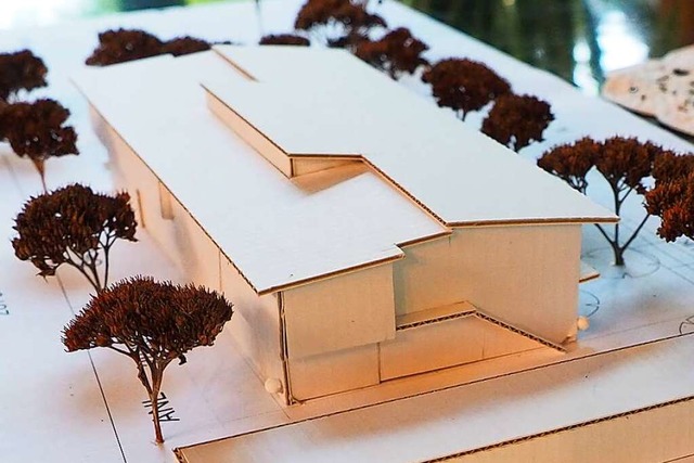 Planer Roland Bttcher brachte ein Modell des neuen Kindergartens mit.  | Foto: Herbert Frey