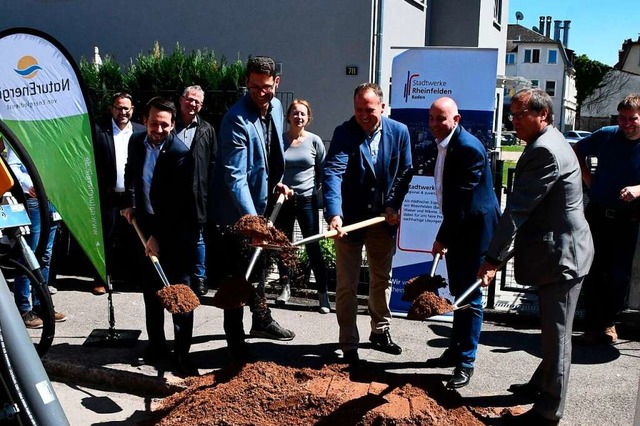 Spatenstich fr die Nahwrmeverbindung...d Breitbandversorgung und Stadtwerken.  | Foto: Heinz und Monika Vollmar