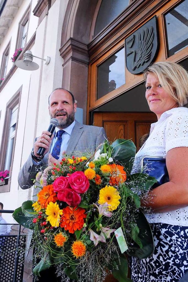 Wolfgang Brucker bei der Wiederwahl zu...tten Amtszeit 2015 mit seiner Ehefrau.  | Foto: WOLFGANG KUENSTLE               