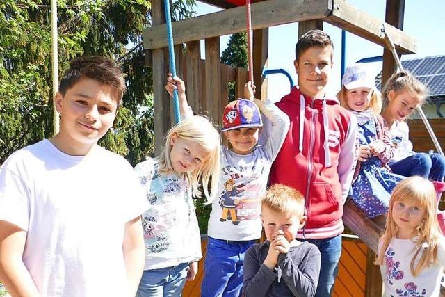 Beim Boys’ Day in Friesenheim probieren sich vier Jungen als Erzieher im Kindergarten
