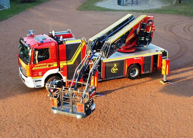 Die neue Drehleiter der Freiwilligen Feuerwehr Herbolzheim.  | Foto: Marcel Hmmerle